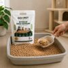 Żwirek drewniany GO4PET - nasypywanie do kuwety Nasypywanie żwirku drewnianego GO4PET do kuwety