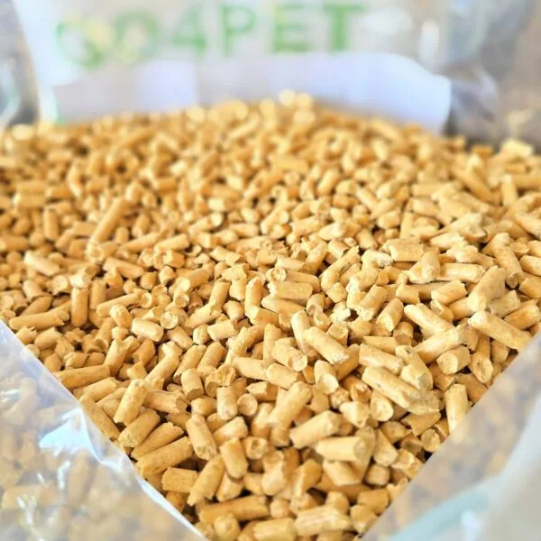Żwirek drewniany GO4PET - pellet z bliska Zbliżenie na granulki pelletu drzewnego GO4PET